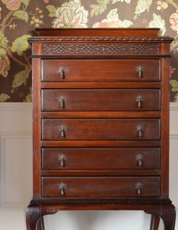 アンティークのキャビネット　アンティーク家具　アンティークの英国家具、マホガニー材を使ったミュージックキャビネット。アンティークならではのなんとも美しいデザインです。(j-1479-f)