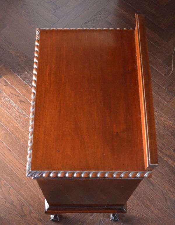 アンティークのキャビネット　アンティーク家具　アンティークの英国家具、マホガニー材を使ったミュージックキャビネット。天板も木目がとってもキレイです。(j-1479-f)