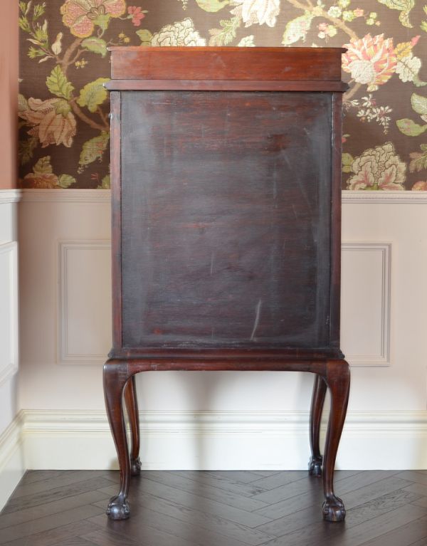 アンティークのキャビネット　アンティーク家具　アンティークの英国家具、マホガニー材を使ったミュージックキャビネット。裏側もキチンと仕上げているので、キレイな状態です。(j-1479-f)