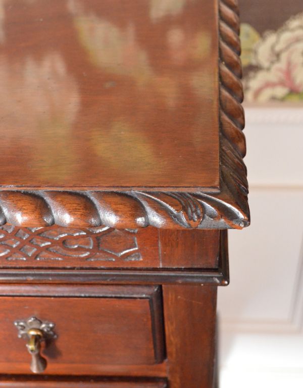 アンティークのキャビネット　アンティーク家具　アンティークの英国家具、マホガニー材を使ったミュージックキャビネット。繊細なカッティングが施されています。(j-1479-f)