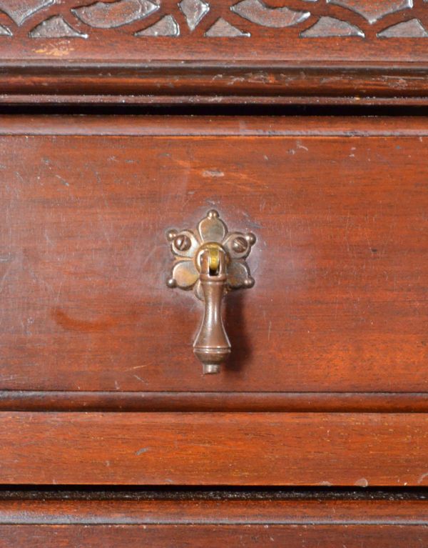 アンティークのキャビネット　アンティーク家具　アンティークの英国家具、マホガニー材を使ったミュージックキャビネット。アンティークらしい取っ手をそっと開くたびにときめきます。(j-1479-f)