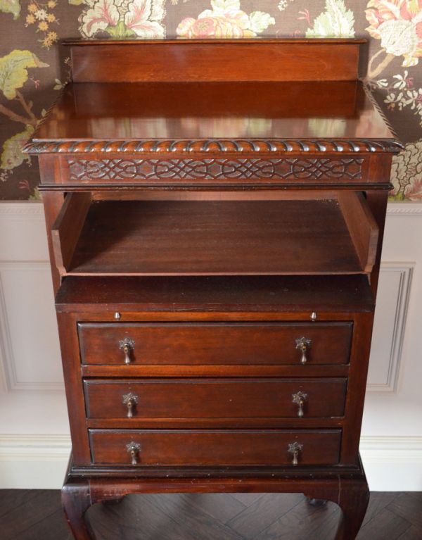 アンティークのキャビネット　アンティーク家具　アンティークの英国家具、マホガニー材を使ったミュージックキャビネット。中もキレイに修復してありますので、いろんなものを収納して下さい。(j-1479-f)