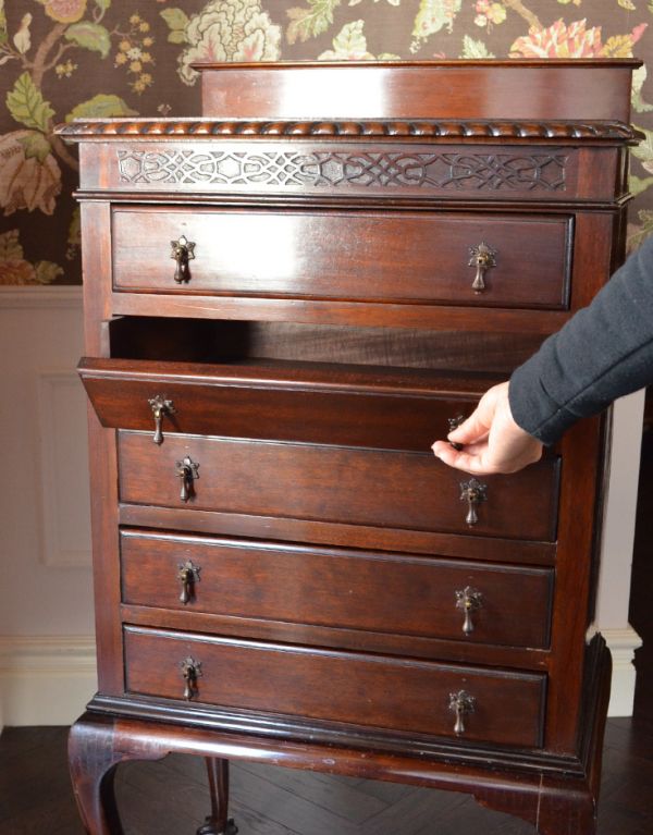 アンティークのキャビネット　アンティーク家具　アンティークの英国家具、マホガニー材を使ったミュージックキャビネット。引き出しを引くような感覚で、扉を手前にパタンと倒します。(j-1479-f)
