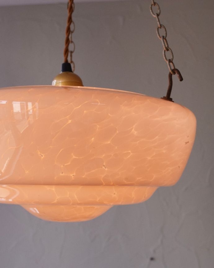 シャンデリア 照明・ライティング マーブルピンクが可愛いアンティークハンギングボウル(E26球付)。灯りを点けると浮かび上がる模様にもうっとりしてしまいます。(j-148-z)