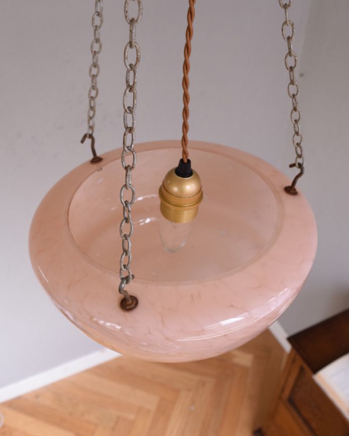 シャンデリア 照明・ライティング マーブルピンクが可愛いアンティークハンギングボウル(E26球付)。しっかりオーバーホウルをしていますので、ご安心くださいね。(j-148-z)