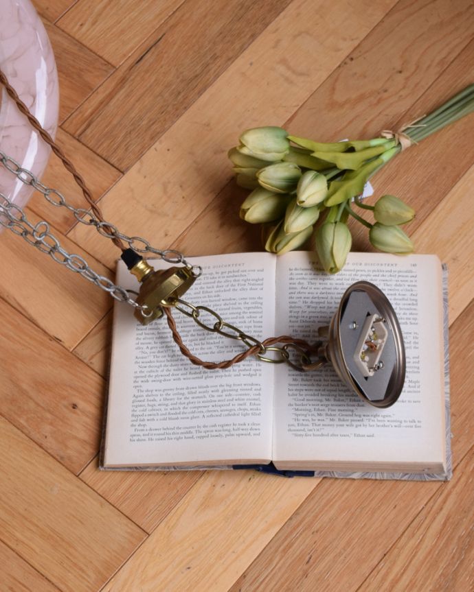 シャンデリア 照明・ライティング マーブルピンクが可愛いアンティークハンギングボウル(E26球付)。引っ掛けシーリングのタイプに加工してお届けしますので、リビングやダイニングテーブルの上などお好きな場所に簡単に取り付けてみてください。(j-148-z)