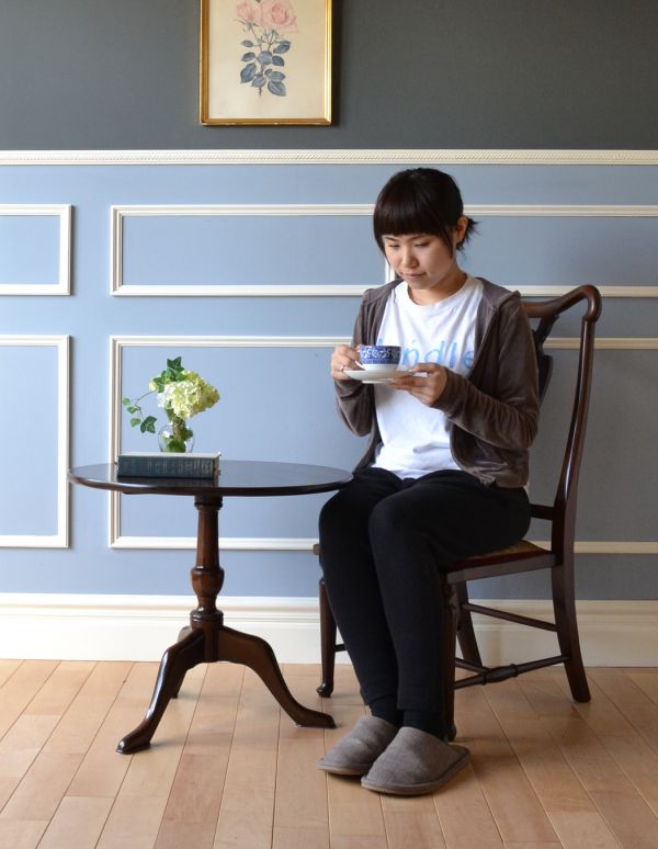 ロイドテーブル　アンティーク家具　イギリスのアンティーク家具、便利なティーテーブル（オケージョナルテーブル）。玄関で花器を飾ったり、ソファの前に持ってくれば、ちょうどいいサイドテーブルに。(j-1483-f)