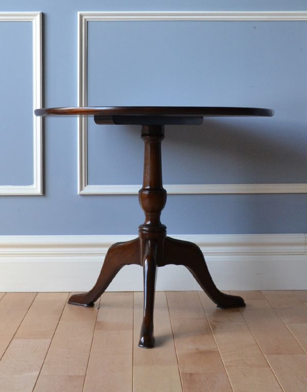 ロイドテーブル　アンティーク家具　イギリスのアンティーク家具、便利なティーテーブル（オケージョナルテーブル）。脚先までこだわっています。(j-1483-f)