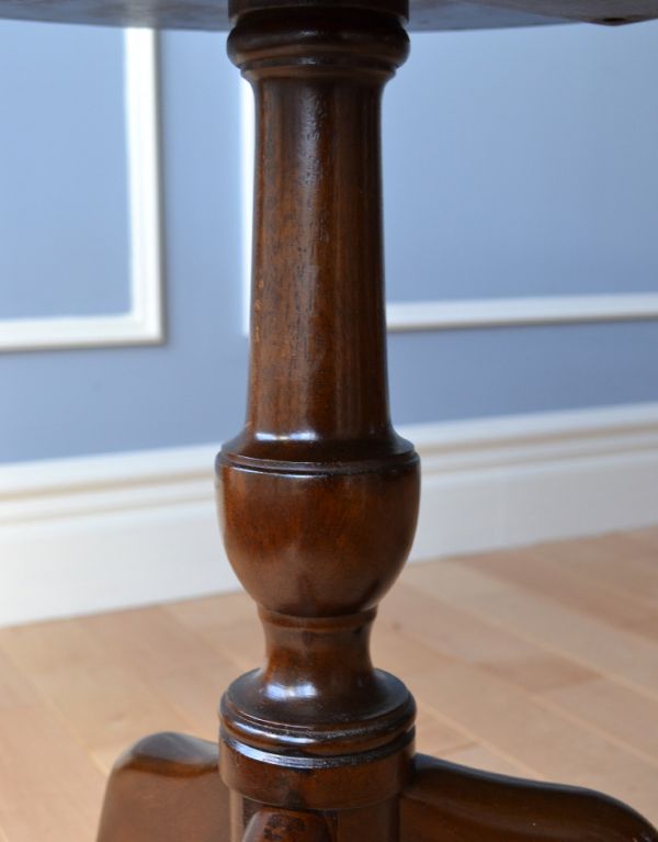 ロイドテーブル　アンティーク家具　イギリスのアンティーク家具、便利なティーテーブル（オケージョナルテーブル）。ポイントになる美しい彫です。(j-1483-f)