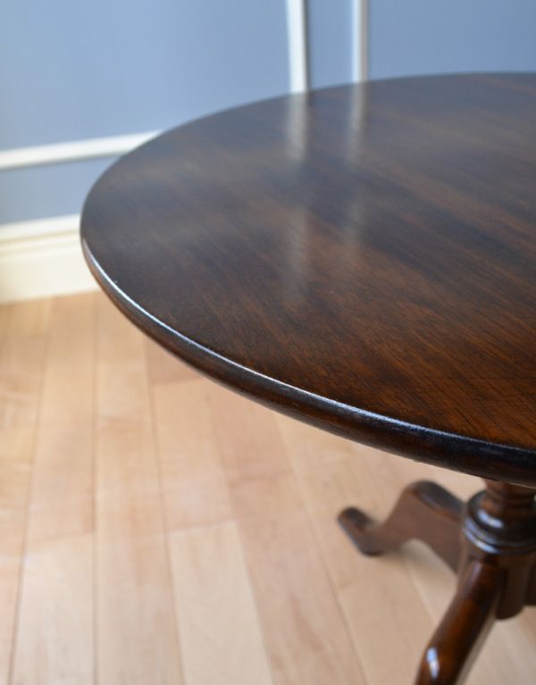 ロイドテーブル　アンティーク家具　イギリスのアンティーク家具、便利なティーテーブル（オケージョナルテーブル）。角が丸くなっているので、小さなお子さまがいるお家でも安心してお使い頂けます。(j-1483-f)