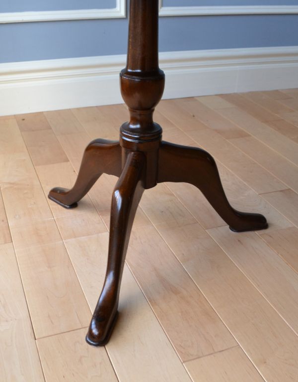 ロイドテーブル　アンティーク家具　イギリスのアンティーク家具、便利なティーテーブル（オケージョナルテーブル）。カーブが美しい三本脚でしっかりテーブルを支えます。(j-1483-f)