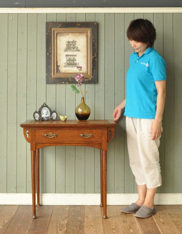 ロイドテーブル アンティーク家具 英国らしいアンティーク家具、お洒落なゲームテーブル(デスク)。壁付けにもできるので、デスクとしても便利に使えます。(j-1484-f)