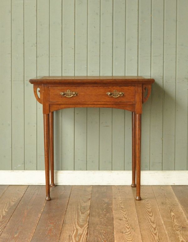 ロイドテーブル アンティーク家具 英国らしいアンティーク家具、お洒落なゲームテーブル(デスク)。お部屋の片隅に置いてあるだけでオシャレな空気に!明るい茶色なので、カジュアルにもキチンとしたいときでも、どちらも似合います。(j-1484-f)