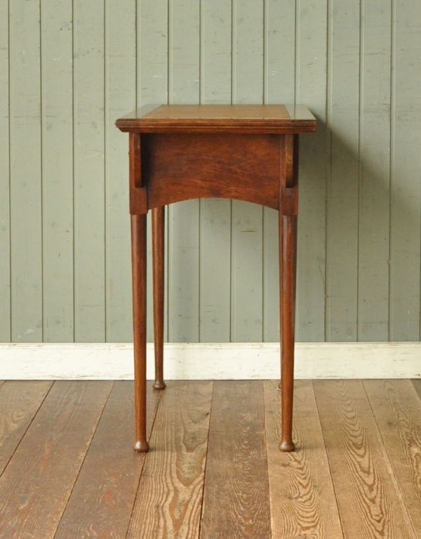 ロイドテーブル アンティーク家具 英国らしいアンティーク家具、お洒落なゲームテーブル(デスク)。サイドはこんなにスッキリしています。(j-1484-f)