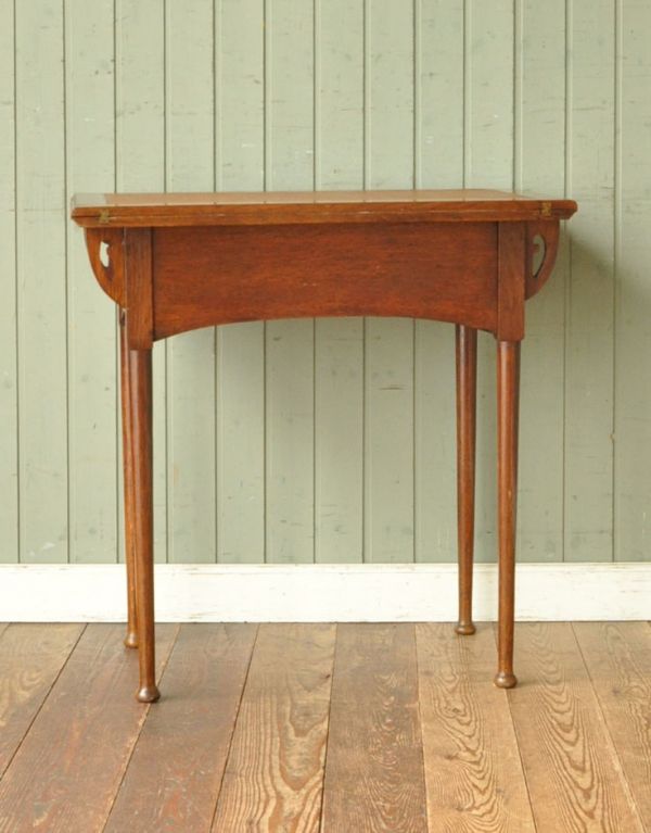 ロイドテーブル アンティーク家具 英国らしいアンティーク家具、お洒落なゲームテーブル(デスク)。専門の職人によってお直ししていますが、アンティークは新品ではありません。(j-1484-f)