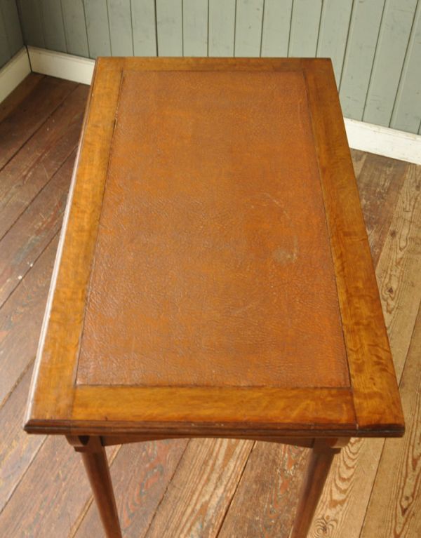 ロイドテーブル アンティーク家具 英国らしいアンティーク家具、お洒落なゲームテーブル(デスク)。安定性があるので、花器を置くのにもピッタリ!デスクとしてもちょうど良い大きさです。(j-1484-f)