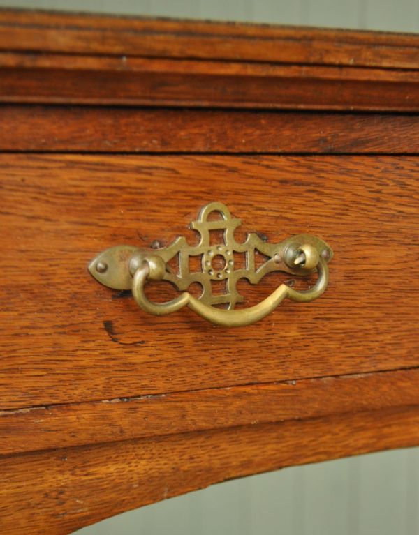 ロイドテーブル アンティーク家具 英国らしいアンティーク家具、お洒落なゲームテーブル(デスク)。引き出しのとってもアンティークならではのデザインが施されています。(j-1484-f)