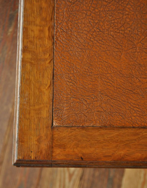 ロイドテーブル アンティーク家具 英国らしいアンティーク家具、お洒落なゲームテーブル(デスク)。天板には革が貼ってあります。(j-1484-f)