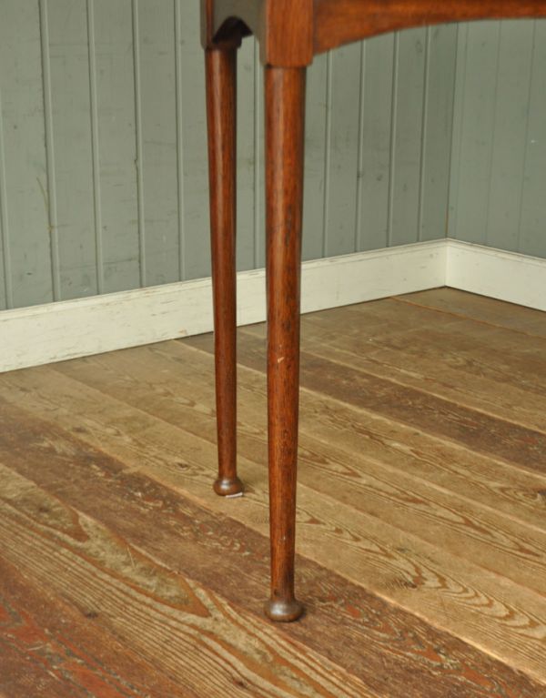 ロイドテーブル アンティーク家具 英国らしいアンティーク家具、お洒落なゲームテーブル(デスク)。まっすぐ伸びた脚です。(j-1484-f)