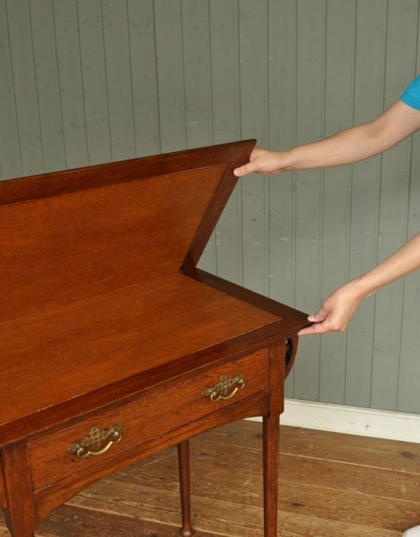 ロイドテーブル アンティーク家具 英国らしいアンティーク家具、お洒落なゲームテーブル(デスク)。天板2つ折を広げて、90℃まで回転させると、ゲームテーブルに変身します。(j-1484-f)