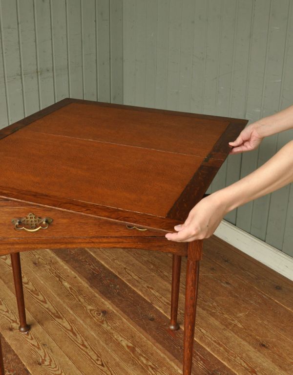 ロイドテーブル アンティーク家具 英国らしいアンティーク家具、お洒落なゲームテーブル(デスク)。女性一人でも簡単に広げることができます。(j-1484-f)