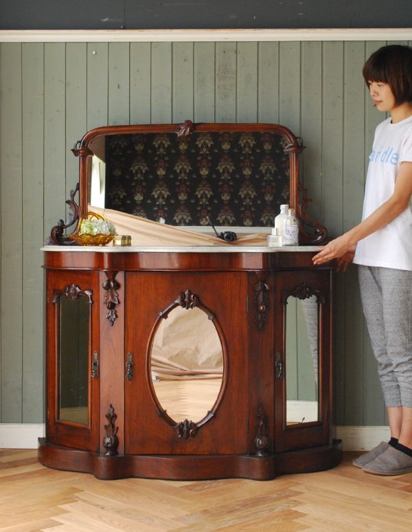 アンティークのキャビネット　アンティーク家具　英国のアンティーク家具、ミラー付クレデンザ（キャビネット）。ジャーや電話機などの家電を置いても自然になじみます。(j-1485-f)