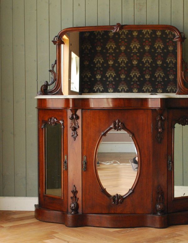 アンティークのキャビネット　アンティーク家具　英国のアンティーク家具、ミラー付クレデンザ（キャビネット）。見せるインテリアとして代わるものがない位、素敵ですよ。(j-1485-f)