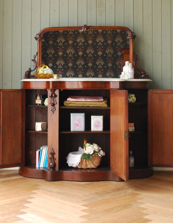 アンティークのキャビネット　アンティーク家具　英国のアンティーク家具、ミラー付クレデンザ（キャビネット）。中も見やすく、バスケットや箱物の収納もしやすいですよ。(j-1485-f)