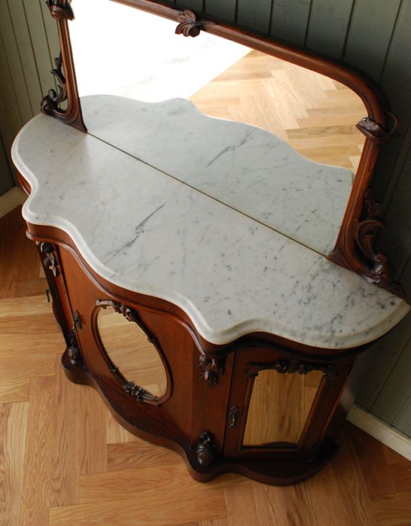 アンティークのキャビネット　アンティーク家具　英国のアンティーク家具、ミラー付クレデンザ（キャビネット）。天板もキレイな天然大理石が割れずに到着しました。(j-1485-f)