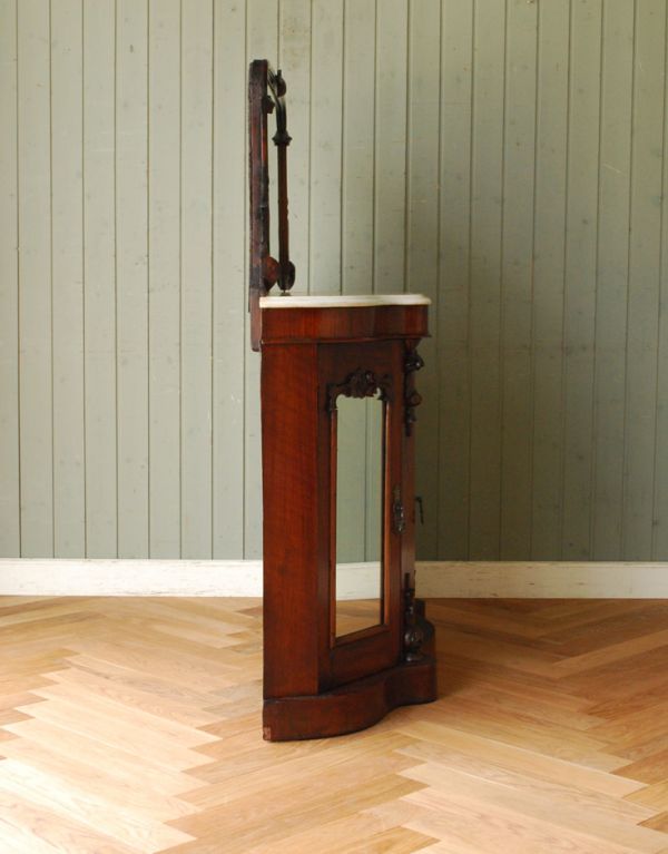 アンティークのキャビネット　アンティーク家具　英国のアンティーク家具、ミラー付クレデンザ（キャビネット）。奥行きはそれほどないので、お部屋に圧迫感もなく使いやすいです。(j-1485-f)