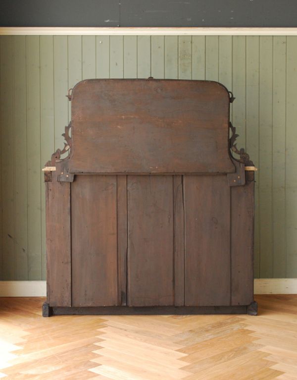 アンティークのキャビネット　アンティーク家具　英国のアンティーク家具、ミラー付クレデンザ（キャビネット）。きちんとメンテナンスしているので、裏側もキレイな状態です。(j-1485-f)