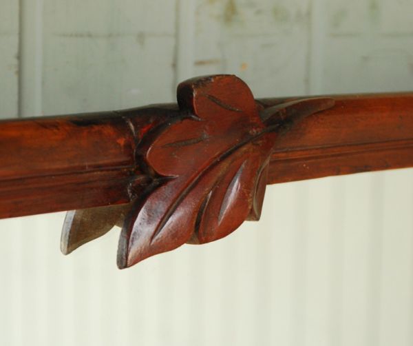 アンティークのキャビネット　アンティーク家具　英国のアンティーク家具、ミラー付クレデンザ（キャビネット）。細やかな彫の飾りがあります。(j-1485-f)