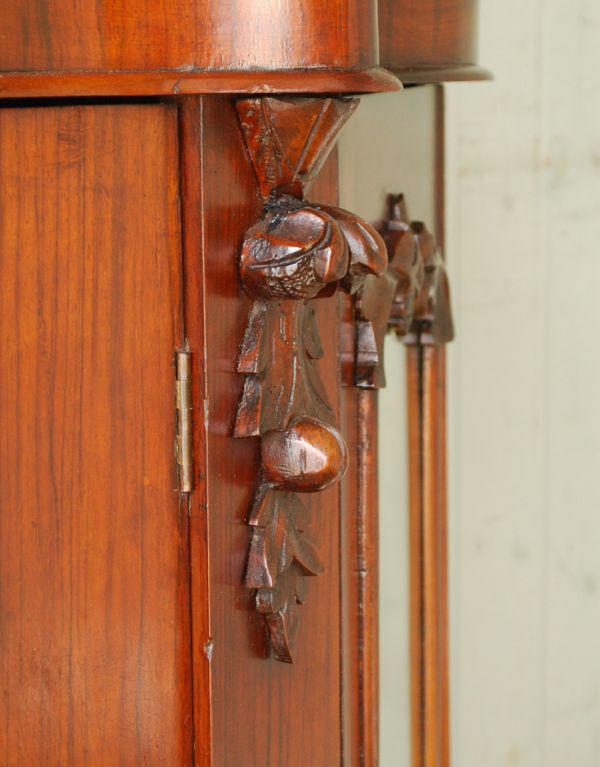 アンティークのキャビネット　アンティーク家具　英国のアンティーク家具、ミラー付クレデンザ（キャビネット）。キャビネットには立体的な飾り。(j-1485-f)