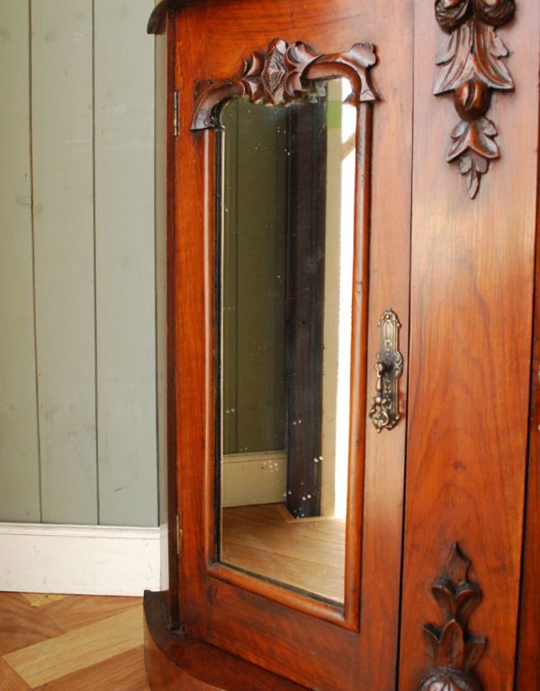 アンティークのキャビネット　アンティーク家具　英国のアンティーク家具、ミラー付クレデンザ（キャビネット）。両サイドのミラーは四角です。(j-1485-f)