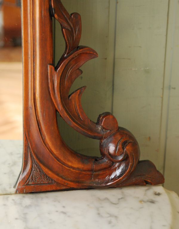 アンティークのキャビネット　アンティーク家具　英国のアンティーク家具、ミラー付クレデンザ（キャビネット）。隅々まで凝った装飾が施され、ウキウキしてしまいます。(j-1485-f)