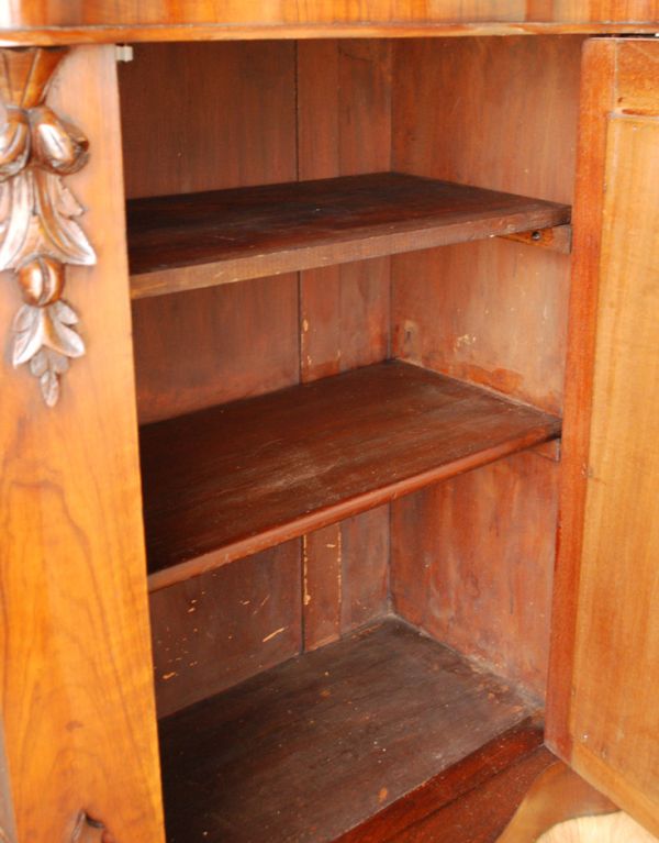 アンティークのキャビネット　アンティーク家具　英国のアンティーク家具、ミラー付クレデンザ（キャビネット）。扉の中は広い収納になっています。(j-1485-f)