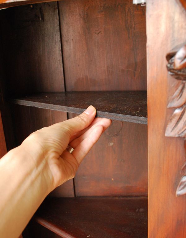 アンティークのキャビネット　アンティーク家具　英国のアンティーク家具、ミラー付クレデンザ（キャビネット）。上段の棚板は可動です。(j-1485-f)