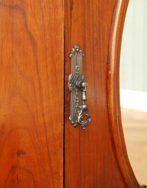 アンティークのキャビネット　アンティーク家具　英国のアンティーク家具、ミラー付クレデンザ（キャビネット）。装飾がたっぷりの取っ手です。(j-1485-f)