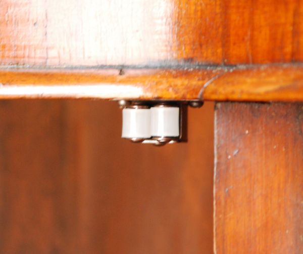 アンティークのキャビネット　アンティーク家具　英国のアンティーク家具、ミラー付クレデンザ（キャビネット）。扉にはローラーキャッチャーがありますので、開閉がスムーズです。(j-1485-f)