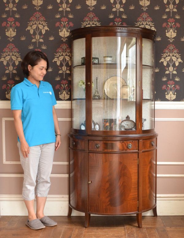 アンティークのキャビネット　アンティーク家具　ウォールナット材のアンティーク英国家具、キレイなガラスのショーケース。風格と品があるので、リビングはもちろん、和室や書斎、客間にも最適。(j-1486-f)