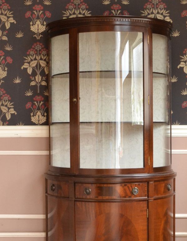 アンティークのキャビネット　アンティーク家具　ウォールナット材のアンティーク英国家具、キレイなガラスのショーケース。アンティークのガラスがキレイにはめ込んであります。(j-1486-f)