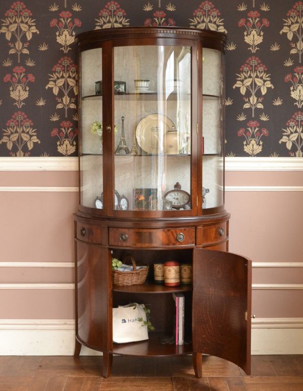 アンティークのキャビネット　アンティーク家具　ウォールナット材のアンティーク英国家具、キレイなガラスのショーケース。食器や写真立て、本やDVDなどなど、たくさん飾ればディスプレイの幅が広がります！３段あるのでいろいろ飾れますよ。(j-1486-f)
