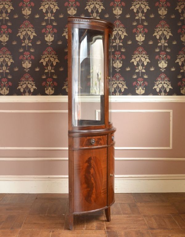 アンティークのキャビネット　アンティーク家具　ウォールナット材のアンティーク英国家具、キレイなガラスのショーケース。横から見るとスッキリしています。(j-1486-f)