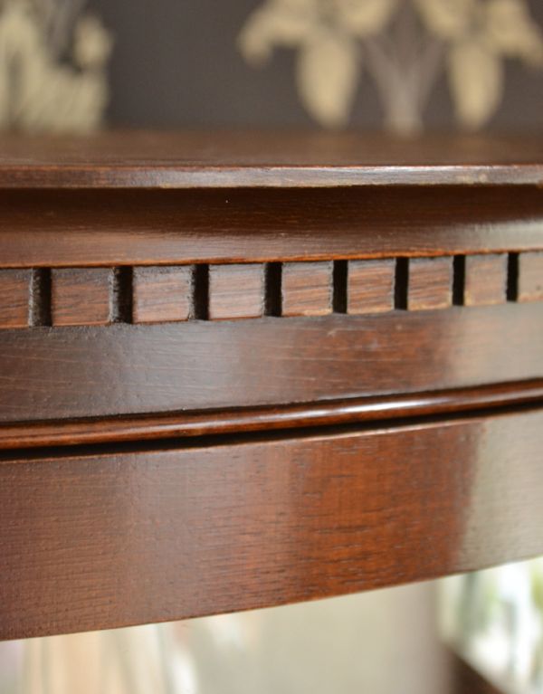 アンティークのキャビネット　アンティーク家具　ウォールナット材のアンティーク英国家具、キレイなガラスのショーケース。トップのデザインも高級感があってキレイです。(j-1486-f)