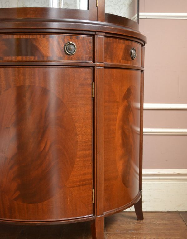 アンティークのキャビネット　アンティーク家具　ウォールナット材のアンティーク英国家具、キレイなガラスのショーケース。美しい木目が魅力のボディ。(j-1486-f)