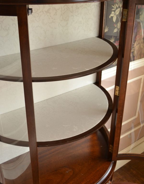 アンティークのキャビネット　アンティーク家具　ウォールナット材のアンティーク英国家具、キレイなガラスのショーケース。内側もきちんとお直ししているので安心してお使いくださいね。(j-1486-f)