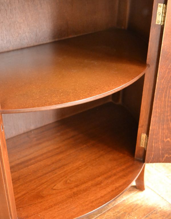 アンティークのキャビネット　アンティーク家具　ウォールナット材のアンティーク英国家具、キレイなガラスのショーケース。下の棚には見せたくない日用品などを収納してくださいね。(j-1486-f)