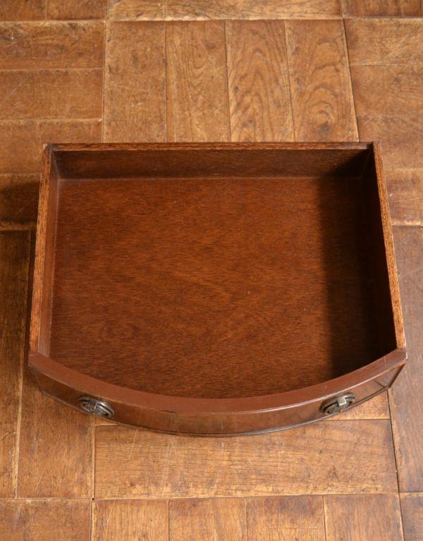 アンティークのキャビネット　アンティーク家具　ウォールナット材のアンティーク英国家具、キレイなガラスのショーケース。中央の引き出しのみ使用可能です。(j-1486-f)