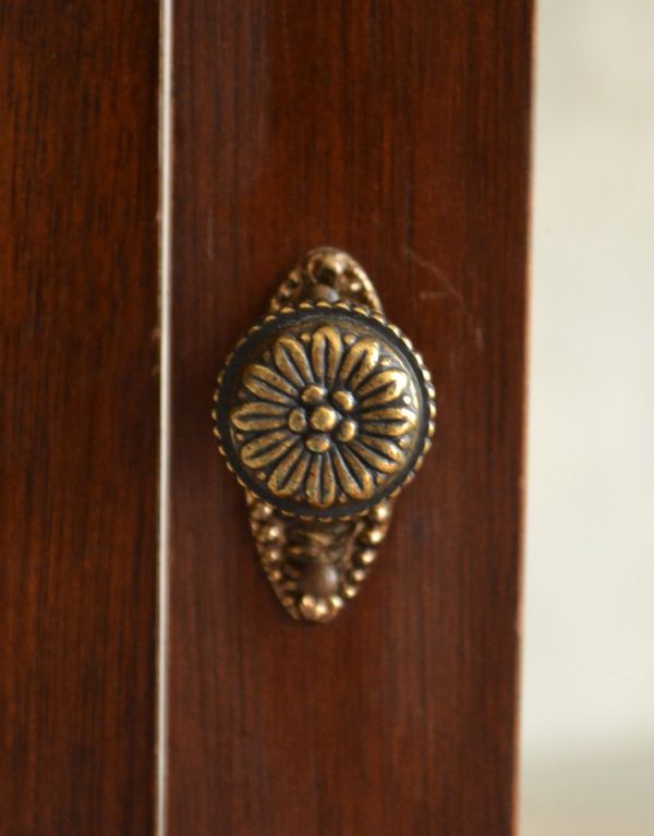 アンティークのキャビネット　アンティーク家具　ウォールナット材のアンティーク英国家具、キレイなガラスのショーケース。扉の取っ手です。(j-1486-f)