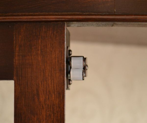 アンティークのキャビネット　アンティーク家具　ウォールナット材のアンティーク英国家具、キレイなガラスのショーケース。扉にはローラーキャッチャーが付いているので、開け閉めがスムーズです。(j-1486-f)